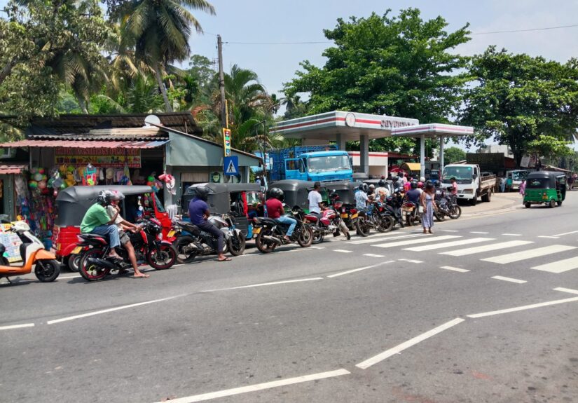 காவத்தையில் எரிபொருளுக்காக நீண்ட வரிசையில் வாகனங்கள் காத்திருப்பு