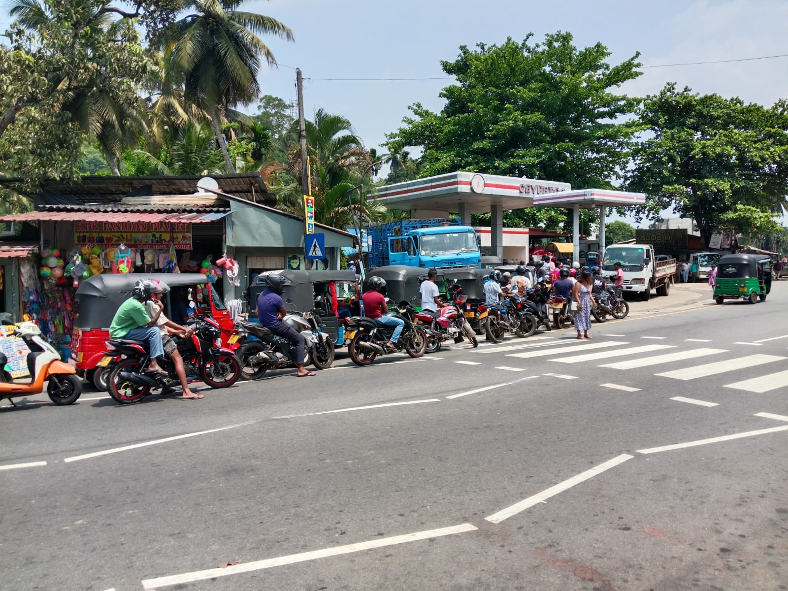 காவத்தையில் எரிபொருளுக்காக நீண்ட வரிசையில் வாகனங்கள் காத்திருப்பு
