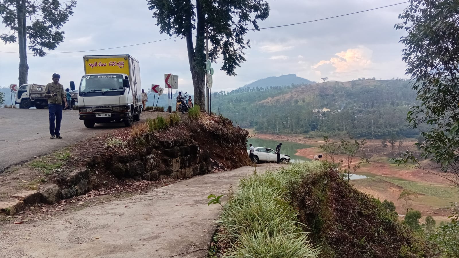 சிவனொளிபாத மலைக்குச் சென்றவர்கள் பயணித்த கார் விபத்தில் மூவர் காயம்