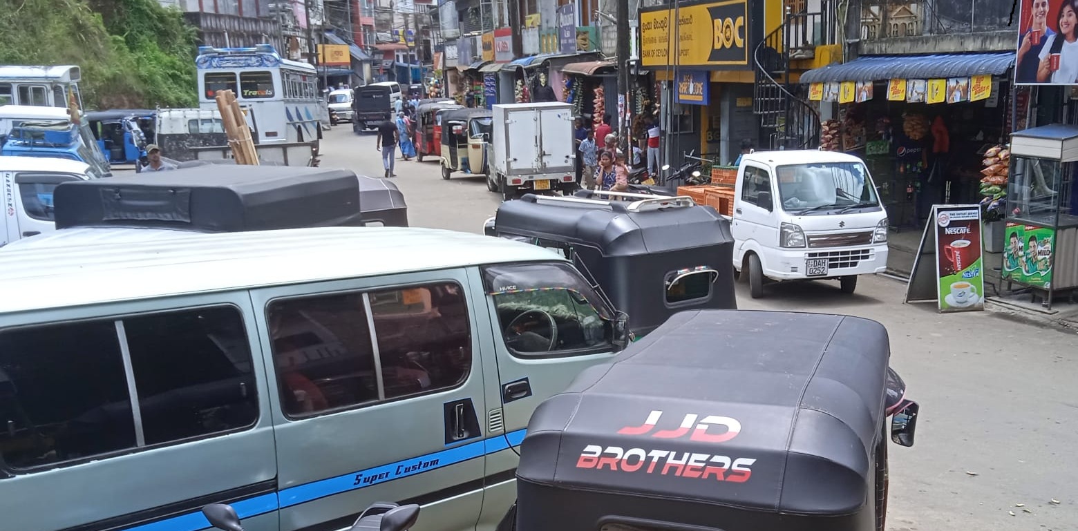 சாமிமலை நகரை ஆக்கிரமிக்கும் ஓட்டோ சாரதிகள்