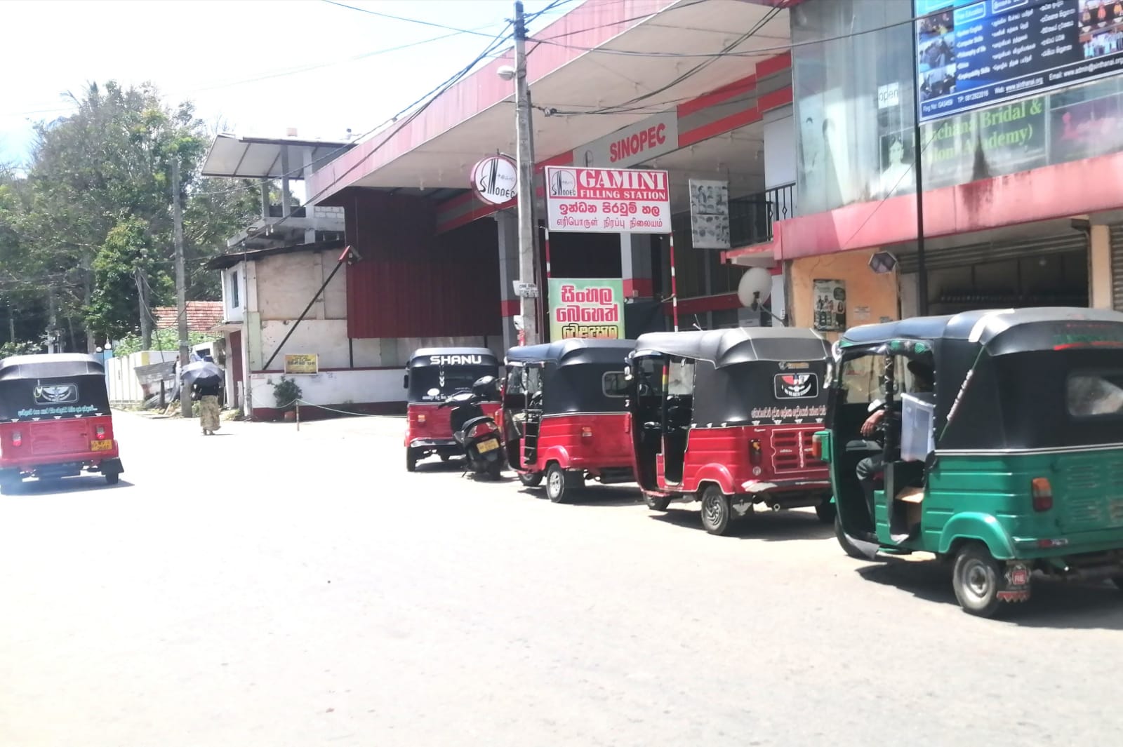 எரிபொருளுக்காக ஏங்கித் தவிக்கும் பன்விலை வாகனங்கள்!