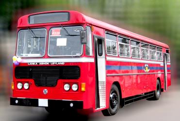 ஓட்டுநரின் திடீர் பிறேக்கால் கீழே வீழ்ந்த பஸ் நடத்துநர்!