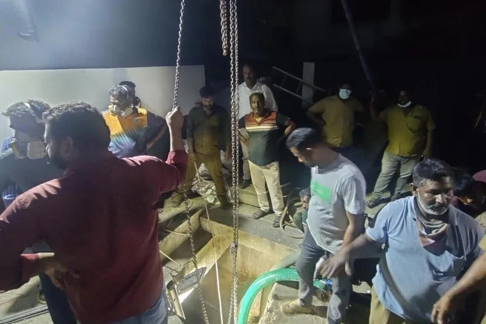 கழிவுநீர்த் தொட்டியில் விழுந்த ஊழியர்கள் எட்டு மணிநேரம் கழித்து மீட்பு