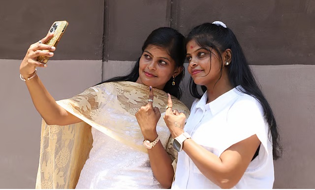 தமிழகத்தில் 84.69% வாக்குப்பதிவு! ஆண்களைவிட பெண்களே அதிகம்!