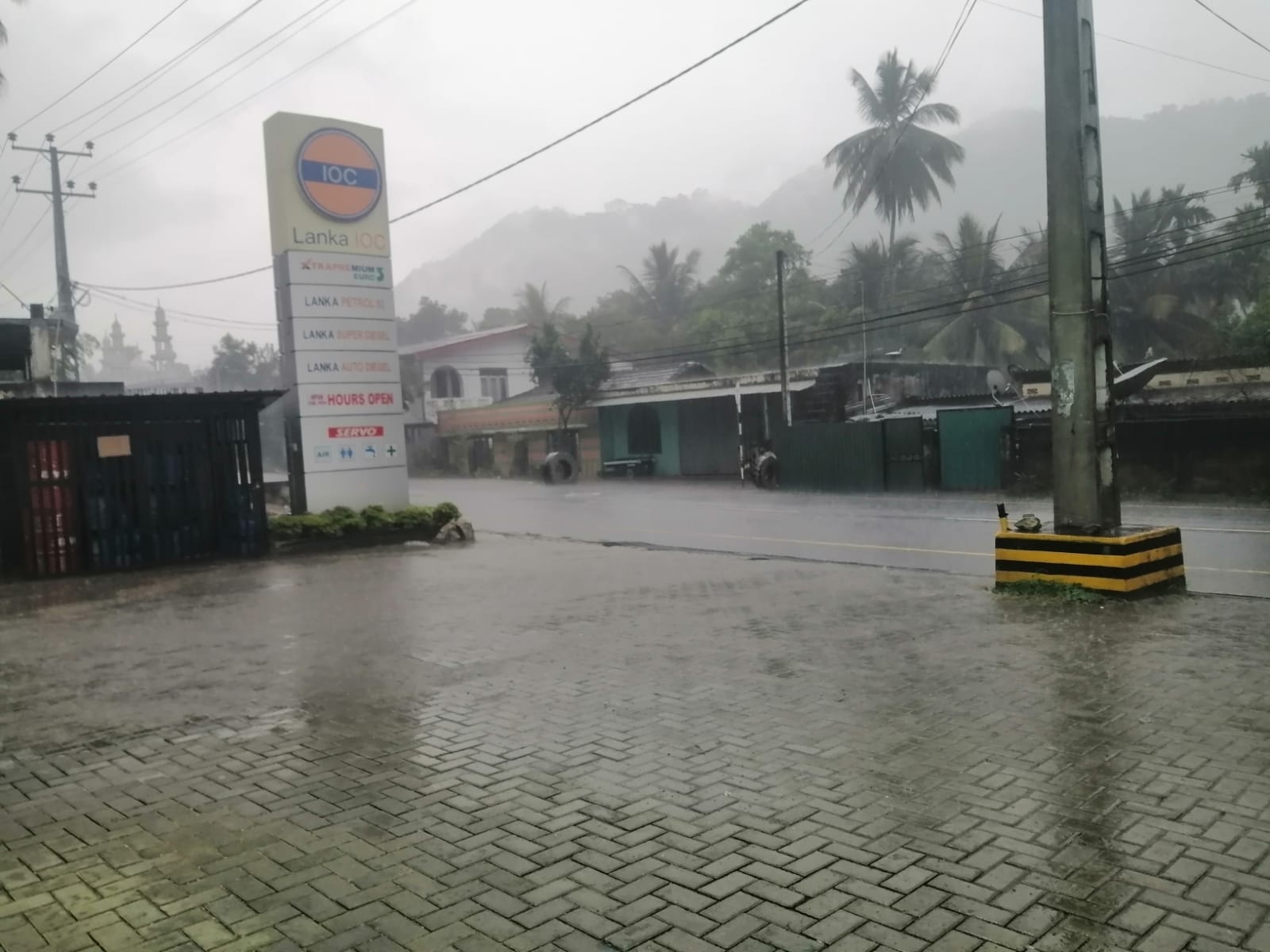 மலையகத்தில் மாலையில் வாட்டும் மழை; இயல்பு வாழ்க்கை பாதிப்பு!