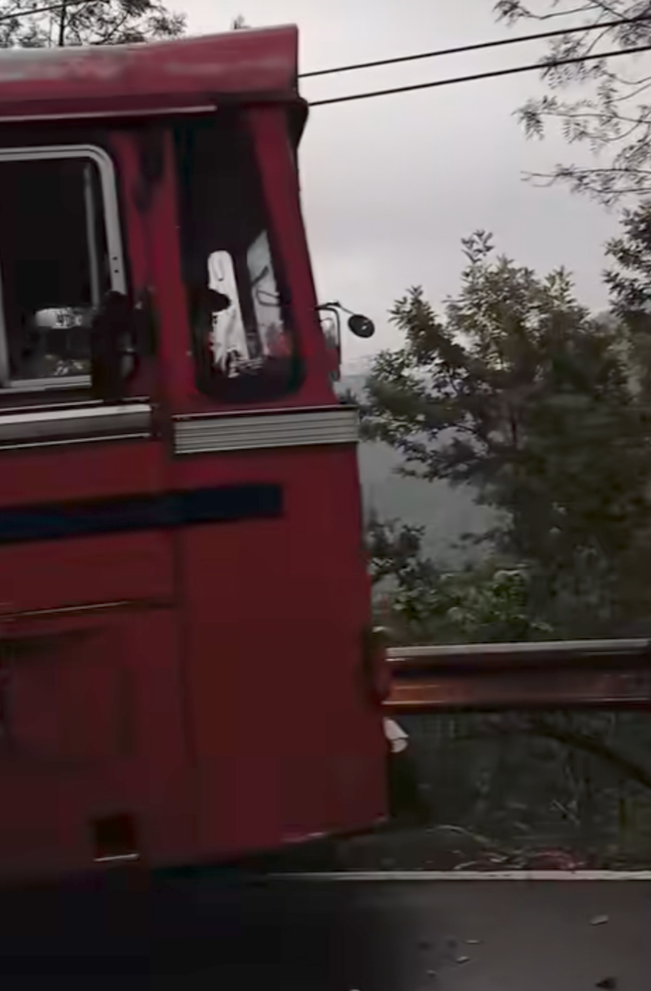 அதல பாதாளத்தில் பாயவிருந்த பஸ்ஸை காத்த இரும்பு வேலி!