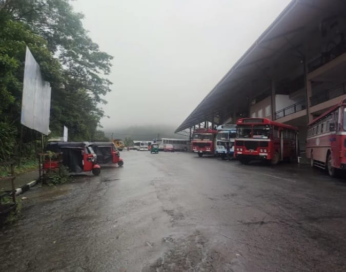 கினிகத்தேனையில் வீசிய கடுங்காற்றினால் மாணவிகள் இருவர் படுகாயம்!