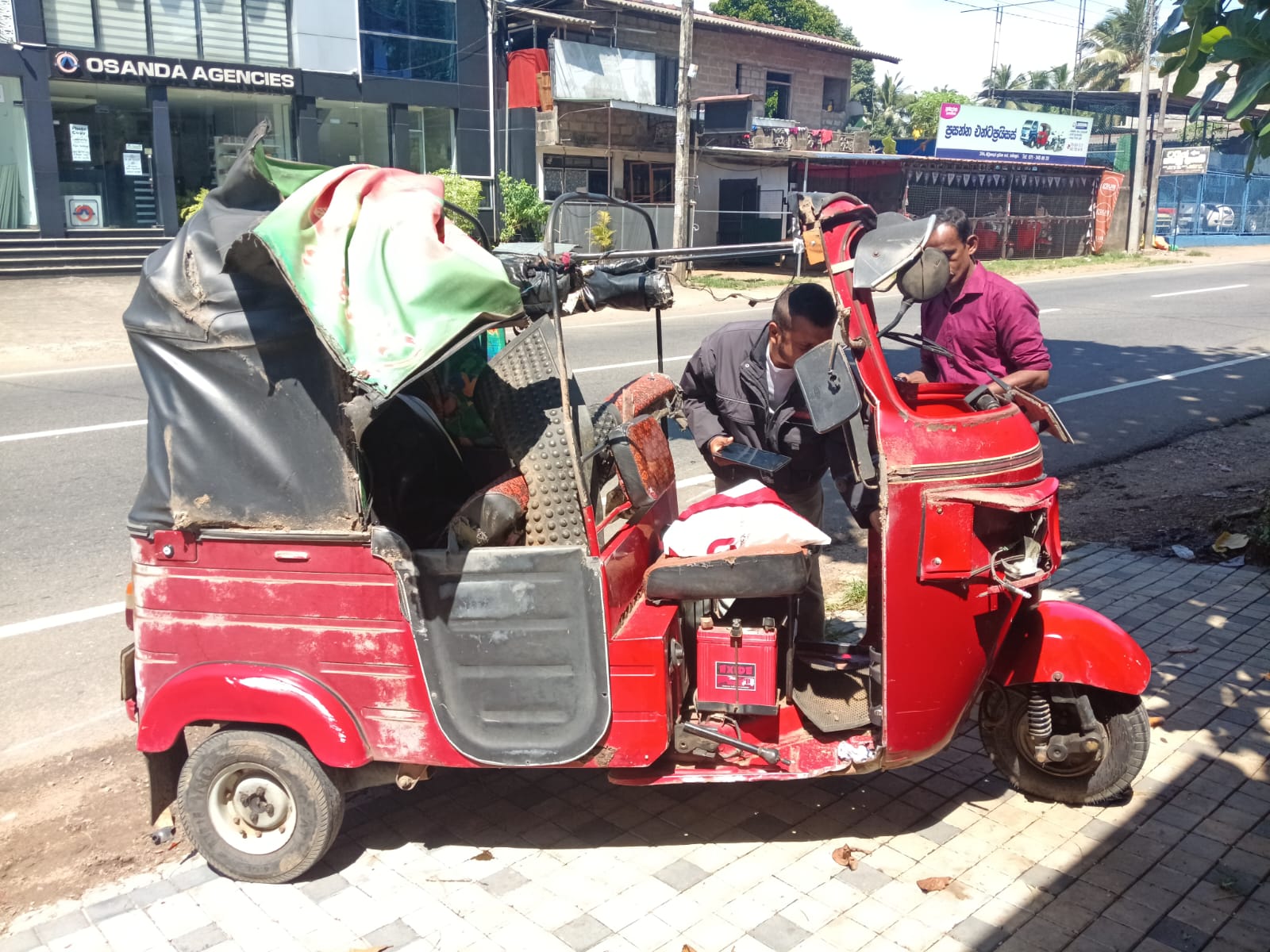 புத்தாண்டு பயணத்தில் வைரவன் குறுக்கே பாய்ந்ததால் குடைசாய்ந்த ஓட்டோ!