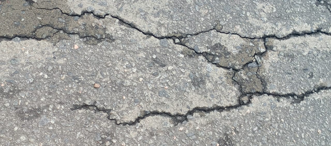 மஸ்கெலியா நகர வீதிகளின் வெடிப்புகள் உணர்த்தும் ஆபத்து என்ன?