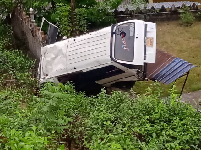 வீதியை விட்டு விலகி விகாரைமேல் கவிழ்ந்து விழுந்த வான்!