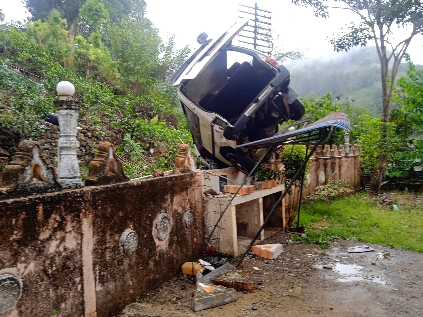 வீதியை விட்டு விலகி விகாரைமேல் கவிழ்ந்து விழுந்த வான்!