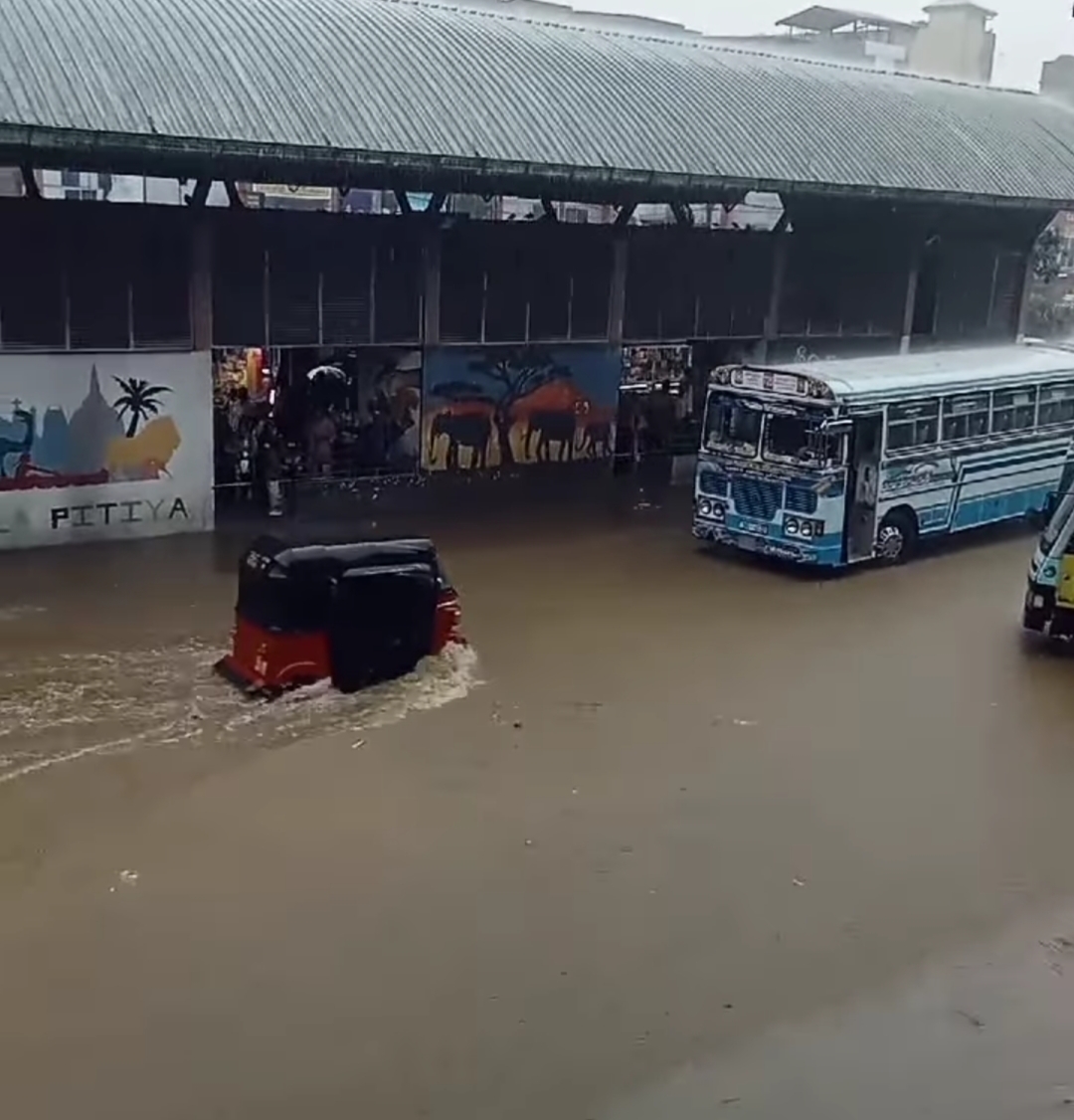 மழை வெள்ளத்தில் மிதக்கும் நாவலப்பிட்டி நகரம்