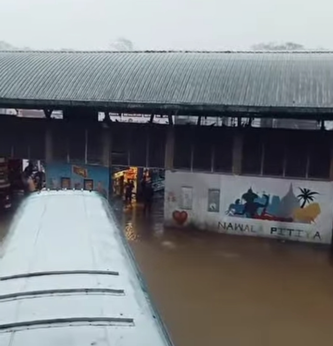 நாவலப்பிட்டி நகரில் இன்றும் கன மழை! வெள்ளத்தில் பஸ் நிலையம்