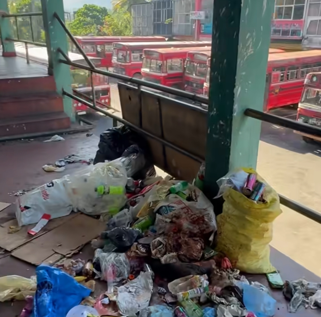 பாரிய அளவில் சுகாதார சீர் கேட்டுடன் இயங்கும் கம்பளை பேருந்து நிலையம்