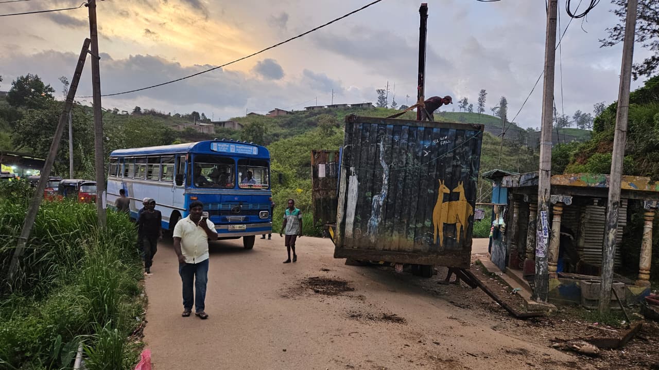 மெராயாவிலிருந்து கொள்கலன் அகற்றம்: பட்டாசு கொளுத்தி மக்கள் மகிழ்ச்சி