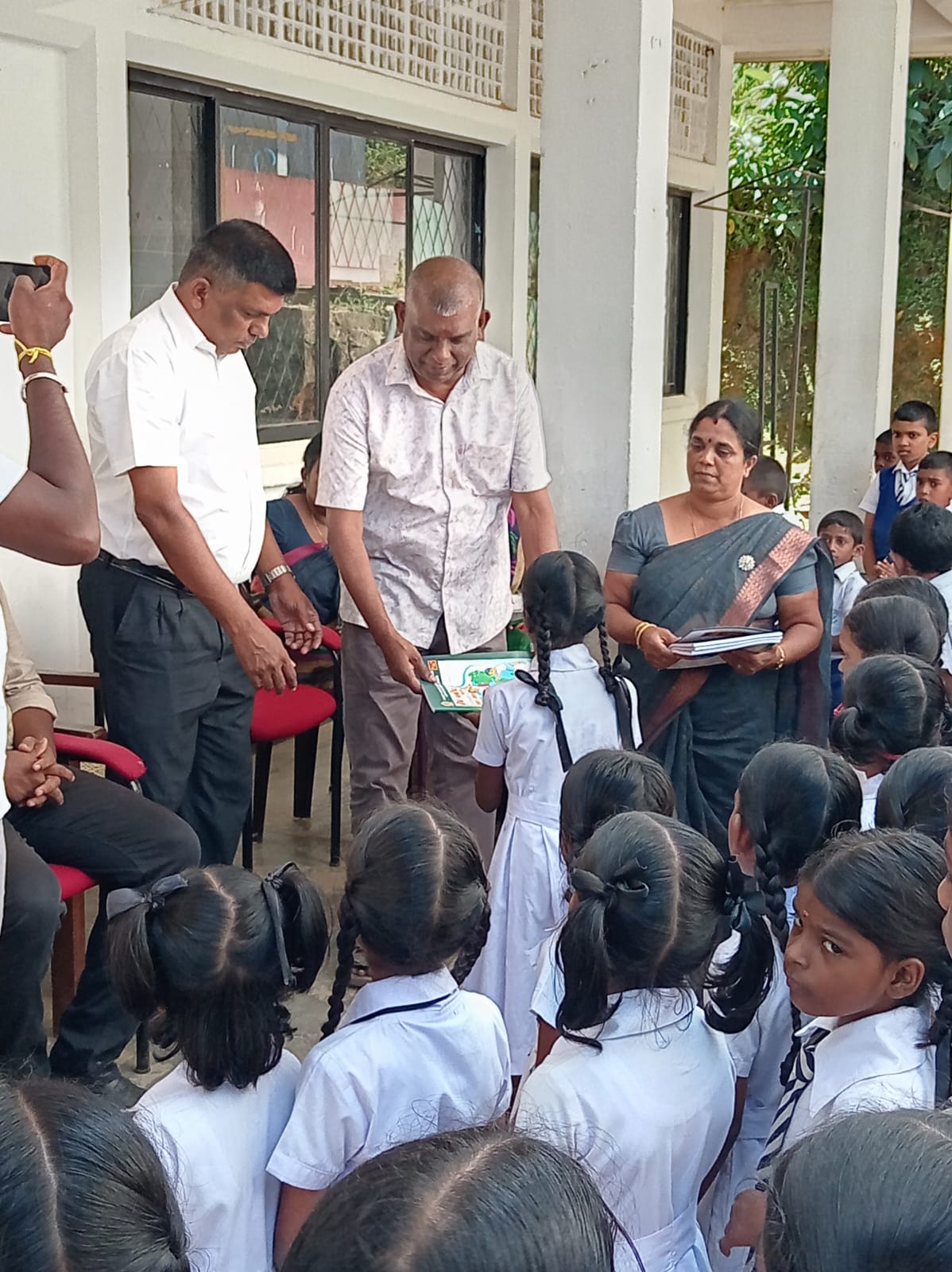 இரத்தினபுரி சிவன் கோவில் சைவ‌ பரிபாலன மகா‌ சபையின் ஏற்பாட்டில் இரத்தினபுரி தமிழ் ஆரம்ப வித்தியாலயத்தில் கல்வி கற்கும் ‌ தரம்  ஐந்து மாணவர்கள் அனைவருக்கும் ‌‌‌இலவசமாக சிசுசவிய வினாத்தாள் அடங்கிய புத்தகம் பெற்றுக்கொடுகப்பட்டது. பாடசாலையில் ‌‌‌‌‌‌‌‌‌‌‌‌‌‌‌‌‌‌‌‌‌‌‌‌‌‌‌‌‌‌‌‌‌‌‌‌‌‌‌‌‌‌‌‌‌‌‌‌‌‌‌‌‌‌‌‌‌‌‌‌‌‌‌‌‌‌‌‌‌‌‌27 ஆம் திகதி திங்கட்கிழமை நடைபெற்ற மிகவும் எளிமையான வைபவத்தில் இப்புத்தகங்கள் மாணவர்களுக்குக் கையளிக்கப்பட்டன. இந்நிகழ்ச்சியில் சைவ பரிபாலன மகா‌ சபையின் தலைவர் பொன்.சிவாஜி, பொருளாளரும் இரத்தினபுரி பிரதேச சபையின் உத்தியோத்தருமான எஸ். வினோதன், இரத்தினபுரி பிரதேச செயலாக அதிகாரி எஸ்.‌ உதயகுமார் உள்ளிட்ட பலரும் கலந்து கொண்டனர். இரத்தினபுரி நிருபர் எஸ். ஆர். இரவீந்திரன்