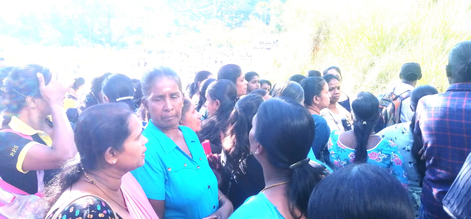மைதானத்தின் குறுக்கே பாதை அமைக்கும் முயற்சிக்கு ஊர் மக்கள் எதிர்ப்பு