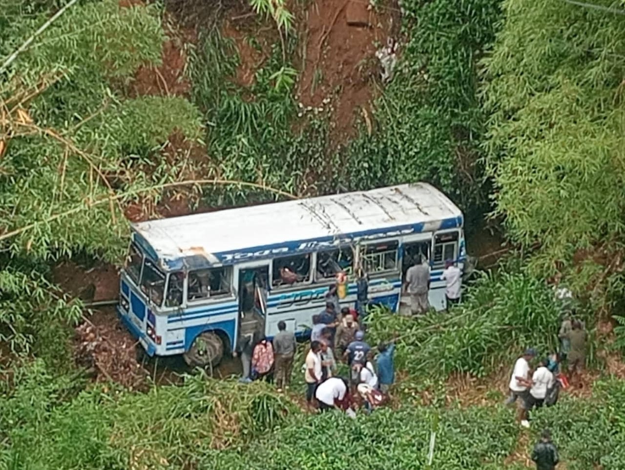 டயகமையிலிருந்து ஹற்றன் சென்ற பஸ் விபத்து; ஒருவர் பலி 20 பேர் காயம்