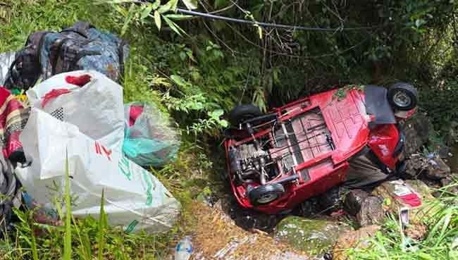 முச்சக்கர வண்டி 50 அடி பள்ளத்தில் வீழ்ந்து மூவர் காயம்!