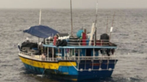 கடற்படையினரால் சுற்றிவளைக்கப்பட்ட படகில் 400 கோடி ரூபாய் ஹெரோயின்