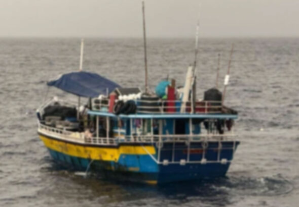 கடற்படையினரால் சுற்றிவளைக்கப்பட்ட படகில் 400 கோடி ரூபாய் ஹெரோயின்