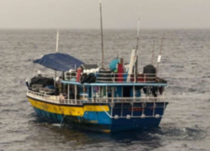 கடற்படையினரால் சுற்றிவளைக்கப்பட்ட படகில் 400 கோடி ரூபாய் ஹெரோயின்