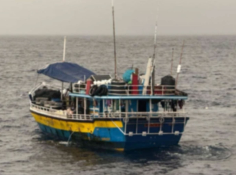 கடற்படையினரால் சுற்றிவளைக்கப்பட்ட படகில் 400 கோடி ரூபாய் ஹெரோயின்