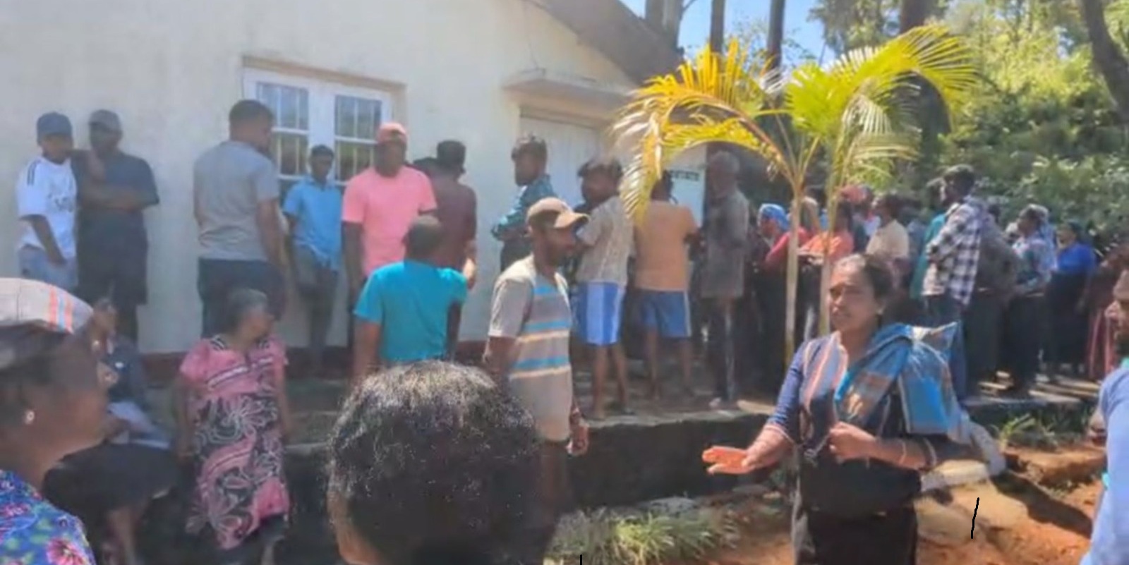 கொட்டகலை மேபீல்ட் தோட்டத்தில் துரைமார்மீது சாணத் தாக்குதல்