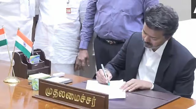 தலைமைச் செயலகத்தில் முதல்வர் இருக்கையில் விஜய்!