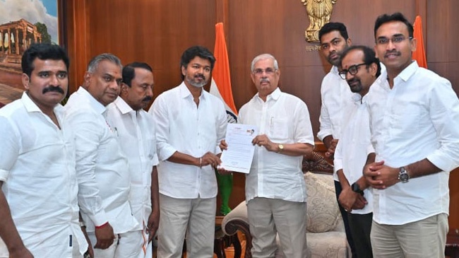 ஆளுநரைச் சந்தித்து ஆட்சியமைக்க உரிமை கோரினார் விஜய்