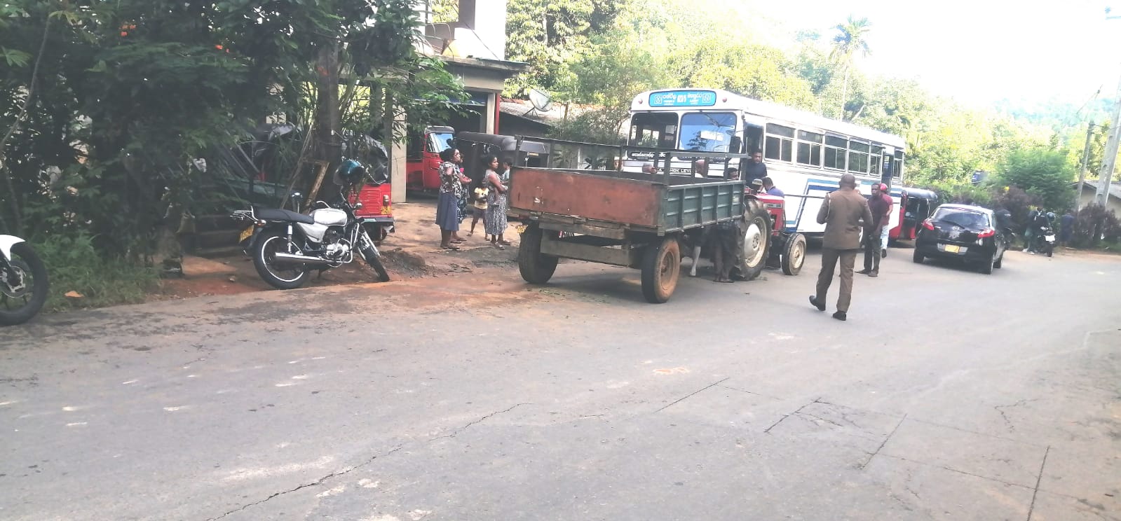 நிறுத்திவைக்கப்பட்டிருந்த பஸ்ஸில் மோதிய உழவு இயந்திரம்!