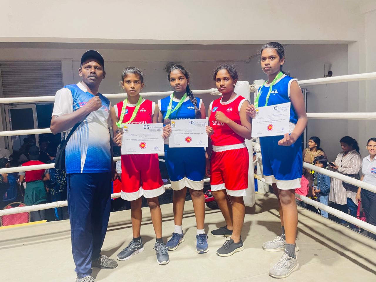 குத்துச் சண்டை போட்டியில் கேம்பிரிட்ஜ் மாணவிகள் மூவருக்கு வெண்கலம்