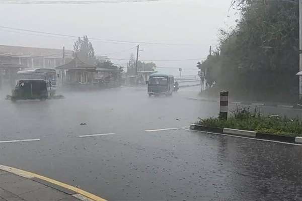 நுவரெலியா மாவட்டத்தில் கன மழைடன் கூடிய பனி மூட்டம்