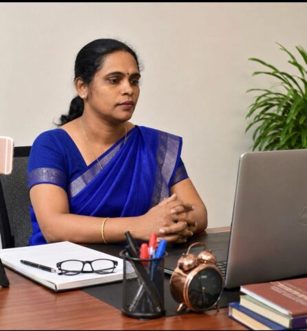ஆரம்பக் கல்வியில் மாணவர்மயக் கற்றலும் சமூகப் பங்களிப்பும்
கல்வி என்பது வெறும் பாடப்புத்தக அறிவை வழங்கும் செயலாக மட்டும் கருதப்பட முடியாது. குறிப்பாக, ஆரம்பப் பள்ளி மாணவர்களின் வளர்ச்சியில் அவர்கள் கற்றுக் கொள்வது வெறும் பாட அறிவை மட்டுமல்ல; அது அவர்களின் நடத்தை, மனப்பாங்கு, தனித்திறன் மற்றும் சமூக உறவுகளையும் உள்ளடக்கியதாகும்.
ஒரு குழந்தையின் ஆளுமை வளர்ச்சி என்பது தனிநபர் அனுபவங்களாலும், அவர்கள் வாழும் சமூகச் சூழலாலும் உருவாகிறது. எனவே, கல்விச் செயல்முறையானது தனிநபர் மற்றும் சமூக அம்சங்களை ஒருங்கிணைக்கும் வகையில் அமைய வேண்டியது அவசியமாகிறது.
இக்கருத்தை பல கல்வியியல் அறிஞர்கள் வலியுறுத்தியுள்ளனர். அவர்களுள் முதன்மையானவரான ஜீன் பியாஜே (Jean Piaget) அவர்களின் அறிவுசார் கற்றல் உருவாக்கக் கோட்பாட்டின்படி, குழந்தைகள் தங்கள் சுய அனுபவங்களின் மூலம் அறிவைக் கட்டியெழுப்புகின்றனர்.
பியாஜேயின் கூற்றுப்படி, "குழந்தை ஒரு செயலில் ஈடுபட்டு கற்கும் ஆற்றல்மிக்க கற்றலாளர் (Active Learner)".
இயற்கையிலேயே குழந்தைகள் உலகைப் புரிந்துகொள்ளும் ஆர்வத்துடனும், தேடல் குணம் கொண்ட அறிஞர்களாகவும் பிறக்கிறார்கள். இவர்கள் உலகை விளங்கிக் கொள்ளும் முயற்சியில் ஈடுபடும்போது, இவர்களது மூளையானது ஒரு குறிப்பிட்ட 'அறிதிறன் கட்டமைப்பு' (Schema) ஏற்படுத்துகிறது. இக்கட்டமைப்பு மூன்று முக்கிய படிநிலைகளின் ஊடாக நிகழ்கிறது:
1. தன்வயமாக்கல் அல்லது உட்கிரகித்தல் (Assimilation): ஏற்கனவே உள்ள அறிதிறன் கட்டமைப்பில், புதிய அனுபவங்களை அப்படியே இணைத்துக் கொள்வதை 'தன்வயமாக்கல்' என்கிறோம்.
உதாரணமாக: நாய் பற்றிய அறிவை ஏற்கனவே பெற்றிருக்கும் ஒரு குழந்தை, முதன்முதலாக ஒரு பூனையைப் பார்க்கும்போது அதன் நான்கு கால்கள் மற்றும் வடிவத்தை வைத்து அதனையும் "நாய்" என்று அழைக்கும். அதாவது, தன் முன்னைய அனுபவத்தை புதிய நிகழ்விற்கும் அது பயன்படுத்துகிறது.
2. தன்அமைவாக்கல் அல்லது இணங்குவித்தல் (Accommodation): ஏற்கனவே உள்ள அறிதிறன் கட்டமைப்பு, புதிய அனுபவங்களின் வாயிலாக மாற்றம் பெற்று விரிவடைவதை 'தன்அமைவாக்கல்' என்கிறோம்.
உதாரணமாக: அணிலைப் பார்க்கும் ஒரு குழந்தை, ஆரம்பத்தில் அதனைப் "பூனைக்குட்டி" என்று அழைக்கலாம். ஆனால், பின்னர் அவற்றிற்கிடையே காணப்படும் உருவம், நகரும் வேகம், மரத்தில் ஏறும் விதம், பஞ்சு போன்ற வால் ஆகியவற்றைக் கவனித்துத் தன் தவற்றைத் திருத்திக் கொள்கிறது. இதன் மூலம் "அணில்" என்ற புதிய அறிதிறன் கட்டமைப்பு அக்குழந்தையின் மனத்தில் ஏற்படுகிறது.
3. சமநிலைப்படுத்துதல் (Equilibration): இது தன்வயமாக்கல் (Assimilation) மற்றும் தன்அமைவாக்கல் (Accommodation) ஆகிய இரண்டுக்கும் இடைப்பட்ட, மனத்தைத் திருப்திப்படுத்தும் ஒரு சமநிலையாகும்.
புதிய அனுபவங்களால் ஏற்படும் குழப்பங்களைத் தீர்த்து, அறிவை நிலைநிறுத்த இந்நிலை உதவுகிறது. பியாஜே, குழந்தைகளின் அறிவு வளர்ச்சியை நான்கு முக்கிய கட்டங்களாகப் பிரிக்கின்றார்:
1. புலனியக்கப் பருவம் (Sensory-Motor Stage): பிறப்பு முதல் 2 வயது வரை.
2. தூல சிந்தனைக்கு முற்பட்ட பருவம் (Pre-Operational Stage): 2 வயது முதல் 7 வயது வரை.
3. தூல சிந்தனைப் பருவம் (Concrete Operational Stage): 7 வயது முதல் 11 வயது வரை.
4. நியம சிந்தனைப் பருவம் (Formal Operational Stage): 11 வயது முதல் கட்டிளமைப் பருவம் (Adolescence) வரை.
இந்த நான்கு பருவங்களில் 'தூல சிந்தனைப் பருவத்தை' நோக்குகையில், பிள்ளைகளின் அறிதிறன் விருத்தியானது ஒரு முக்கிய திருப்புமுனையைப் பெறுகிறது.
இக்காலகட்டம் தர்க்கரீதியான செயல்பாட்டுச் சிந்தனையின் ஆரம்பமாகும். இப்பருவம் முறையான பாடசாலைக் கல்விப் பருவம் என்பதால், குழந்தைகள் தர்க்கரீதியான சிந்தனைப் பிரயோகங்களை வெளிப்படுத்தத் தொடங்குவர்.
இப்பருவத்தில் பிள்ளைகள் முறையான கல்வியைப் பெறுவதால், வகுப்பறை அனுபவங்கள் மூலம் தங்களுடைய தவறான எண்ணக்கருக்களைத் (Misconceptions) திருத்தி, துல்லியமாக அமைக்கவும், பிறருடன் இணைந்து செயல்படும் கூட்டுறவுத் தன்மையை (Cooperation) வளர்க்கவும் வாய்ப்பு அமைகிறது.
இதன் அர்த்தம், பிள்ளைகள் கற்பனை உலகிலிருந்து விடுபட்டு, யதார்த்தத்தைப் புரிந்து சிந்திக்கத் தொடங்குகின்றனர் என்பதாகும்.
ஆரம்பக் கல்வி ஆசிரியரானவர் கற்றலை வழிநடத்தும் ஒரு முக்கிய நபராக (Facilitator) இருக்க வேண்டும். ஆரம்பக் கல்வி மாணவர்களின் கற்றல் முறையானது கண்டுபிடித்துக் கற்றல் (Discovery Learning) மற்றும் பகுத்தாராய்தல் போன்ற நவீன கற்றல் நுட்பங்களைப் பயன்படுத்த வேண்டும்.
அத்துடன் தனிநபர் கற்றல் தேவைகளை மதித்தல், நெகிழ்ச்சித்தன்மை கொண்ட பாடத்திட்டம் (Flexible Curriculum), விளையாட்டு முறை கற்றல் (Play-way Method) மற்றும் சூழல் பயன்பாடு ஆகியவற்றில் கவனம் செலுத்த வேண்டும்.
குழந்தைகளின் இத்தகைய இயல்பான அறிவுசார் விருத்தியினை அடிப்படையாகக் கொண்டுதான் கற்பிக்க வேண்டும் என்ற விடயத்தை ஆசிரியர்களும் பெற்றோர்களும் ஆழமாகப் புரிந்து கொள்ள வேண்டும்.
வகுப்பறை கற்றலானது முழுமையாக மாணவர் மையப்படுத்தியதாக (Student-Centered) இருக்க வேண்டும். மாணவர்களின் தனிப்பட்ட பிரச்சினைகளை உணர்ந்து அவற்றுக்குத் தீர்வுகாண ஆசிரியர் உதவ வேண்டும்.
அதுமட்டுமன்றி, கற்றல் செயல்பாடுகளில் அவர்களின் கவனத்தை ஈர்த்தல், பன்முகச் சிந்தனைக்கான (Divergent Thinking) களத்தை உருவாக்குதல், தனியாகவும் குழுவாகவும் செயல்படத் தூண்டுதல், சிக்கல்களை இனம் கண்டு அதனைத் தீர்க்கும் திறனை (Problem Solving Skills) ஊக்குவித்தல் மற்றும் ஒவ்வொரு குழந்தையின் திறமைக்கு அமைவான செயல்பாடுகளை வழங்குதல் என்பன ஆசிரியரின் முதன்மைப் பணிகளாகும். இதன் மூலம் மாணவர்கள் பல்திறன் வாய்ந்தவர்களாகவும் செயலுக்கம் உடையவர்களாகவும் வளர்த்தெடுக்கப்படுவர்.
பியாஜேயைப் போன்றே, லேவ் விகாட்ஸ்கி (Lev Vygotsky) அவர்களின் சமூகக் கட்டமைப்பு கோட்பாடும் ஆரம்பக் கல்விக்கு மிக முக்கியமானது. கற்றலானது சமூகத் தொடர்புகளின் (Social Interactions) மூலம் மேம்படுகிறது என்பதை இக்கோட்பாடு வலியுறுத்துகிறது.
பியாஜே, விகாட்ஸ்கி ஆகிய இருவரின் கோட்பாடுகளும் குழந்தையின் வளர்ச்சியில் தனிநபர் மற்றும் சமூகக் காரணிகள் இணைந்து செயல்படுகின்றன என்பதைத் தெளிவுபடுத்துகின்றன.
சமூகக் கட்டமைப்பு கோட்பாட்டின்படி, கற்றல் என்பது ஒரு சமூகச் செயல்முறையாகும். விகாட்ஸ்கி கூறியபடி, "கற்றல் என்பது அடிப்படையில் ஒரு சமூக ஈடுபாடு கொண்ட செயல்முறையாகும்" (Learning is a fundamentally socially mediated process). இவரின் முக்கிய கருத்தாக்கம் என்னவென்றால், ஒரு குழந்தையால் தனியாகச் செய்ய முடியாத ஒரு செயலை, தன்னை விட அறிவில் முதிர்ந்த பிறரின் உதவியுடன் செய்து முடிக்க முடியும் என்பதாகும்.
உதாரணமாக: ஒரு மாணவரால் ஒரு கணக்கைத் தனியாகச் செய்ய முடியாமல் போகலாம். ஆனால், ஆசிரியர் அல்லது சக நண்பர்களின் (More Knowledgeable Other - MKO) உதவியுடனும் வழிகாட்டலுடனும் அதனை எளிதாகக் கற்றுக் கொள்கிறார்.
விகாட்ஸ்கி தனது 'மைண்ட் இன் சொசைட்டி' (Mind in Society) என்ற நூலில் இதைக் குறிப்பிடும்போது: "ஒரு குழந்தையால் இன்று பிறரின் உதவியுடன் என்ன செய்ய முடிகிறதோ, அதை நாளை அக்குழந்தையால் தனியாகச் செய்ய முடியும்" (What a child can do today with help, she will be able to do by herself tomorrow) என்கிறார்.
குழந்தையின் வளர்ச்சியில் பெற்றோரின் பங்கும் இன்றியமையாததாகும். ஆல்பர்ட் பண்டுரா (Albert Bandura) தனது சமூகக் கற்றல் கோட்பாட்டில், "குழந்தைகள் பிறரைக் கவனிப்பதன் மூலம் கற்றுக் கொள்கிறார்கள்" (Children learn by observing others) என்கிறார்.
கற்றலில் கவனிப்பும் பின்பற்றுதலும் முக்கிய பங்கு வகிப்பதால், பெற்றோர்கள் எப்போதும் குழந்தைகளுக்கு ஒரு நல்ல முன்மாதிரியாகச் செயல்பட வேண்டும். குழந்தைகளுடன் நன்றாக உரையாடி, அவர்களுக்கு நல்ல பழக்க வழக்கங்களையும் ஒழுக்கங்களையும் கற்றுக் கொடுக்க வேண்டும்.
பியாஜேயின் தனிநபர் சார்ந்த அறிவு உருவாக்கமும் விகாட்ஸ்கியின் சமூகக் கற்றல் கோட்பாடும் பண்டுராவின் கவனிப்புக் கற்றலும் இணையும் போது ஆரம்பக் கல்வி முழுமையடைகிறது.
பள்ளி, இல்லம் ,சமூகம் ஆகிய மூன்றும் ஒருங்கிணைந்து செயல்படும் போது, மாணவர்கள் பன்முகத் திறன்களுடன் சிறந்த சமூகப் பங்களிப்பாளர்களாக உருவெடுப்பார்கள்.
திருமதி கே.சிவராஜா (B.A,PGDE)
MED 2026 (Sliit)
கொழும்பு இந்துக் கல்லூரி