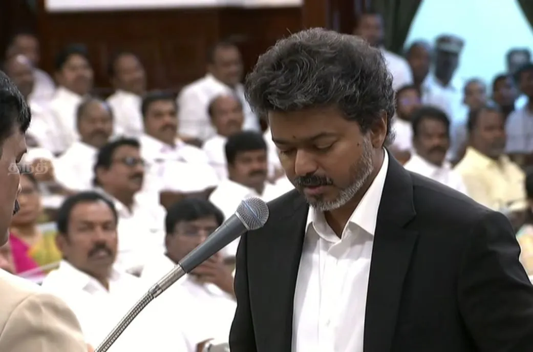 கொத்மலை, கெரண்டியல்லை பகுதி… ஒரு வருடம் கடந்தாலும், அந்த நாளின் நினைவுகள் இன்னும் உயிரோடு தான் இருக்கின்றன. கடந்த ஆண்டு மே மாதம் 11ஆம் தேதி நிகழ்ந்த அந்தத் துயரமான பஸ் விபத்து, பல குடும்பங்களின் வாழ்வை ஒரே கணத்தில் சிதறடித்தது. சுமார் 300 அடி பள்ளத்தில் விழுந்த அந்த பஸ்… கண்ணீரும் அலறலும் மட்டுமே அங்கு நிறைந்திருந்தன. சம்பவ இடத்திலேயே 23 பேரின் உயிர் பறிபோனது. பின்னர் வைத்தியசாலையில் சிகிச்சை பெற்றவர்களில் மேலும் 5 பேர் உயிரிழந்தனர். மொத்தம் 28 உயிர். ஒவ்வொன்றும் ஒரு குடும்பத்தின் உலகமே. இன்று, அந்த உயிர்களை நினைவுகூரும் வகையில் முதலாம் ஆண்டு நினைவேந்தல் நிகழ்ச்சி அதே துயர இடத்தில் நடைபெற்றது. இந்த நிகழ்ச்சியைக் கொத்மலை போலீஸ் அதிகாரி இந்திக்க லலித் ஏற்பாடு செய்திருந்தார். இதில் பிரதேச செயலாளர், மதகுருமார்கள், பொதுமக்கள் கலந்து கொண்டு மௌன அஞ்சலி செலுத்தினர். அந்த விபத்து நடந்த நாள்… மனிதாபிமானத்தின் உண்மையான முகம் வெளிப்பட்ட நாள். இரப்பொடகமை, கெரண்டியல்லை பகுதிகளைச் சேர்ந்த மக்கள் தங்கள் உயிரையே பணயம் வைத்து காயமடைந்தவர்களையும் உயிரிழந்தவர்களையும் மீட்டெடுக்க முனைந்தனர். அந்த உதவி செய்கைகள் மனித நேயத்தின் உயர்ந்த உதாரணமாகவே நினைவில் நிற்கின்றன. ஆனால், இந்தத் துயரத்தின் வரிசை அங்கேயே முடிந்துவிடவில்லை. அண்மையில் ஏற்பட்ட தித்துவா சூறாவளி, அதே பகுதியை மீண்டும் தாக்கியது. மண்மேடுகள் சரிந்து, சுமார் 70-இற்கும் மேற்பட்ட மக்கள் உயிரிழந்தனர். ஒரே பகுதி… மீண்டும் மீண்டும் மரணத்தின் சாட்சியாக மாறியது. இன்று, அந்த இடம் வாழ்வின் சின்னமாக அல்ல… மௌனமாக நின்று கொண்டிருக்கும் ஒரு மயானமாக மாறியுள்ளது. இந்த நிலம்… ஒருகாலத்தில் சிரிப்பொலியால் முழங்கியது. இன்று அது நினைவுகளால் மட்டும் நிறைந்துள்ளது. ஒவ்வொரு காற்றடிக்கும் ஒலியிலும், அங்கு இழந்த உயிர்களின் கதைகள் கேட்கின்றன போலும். இவ்வாறு உயிரிழந்த அனைவருக்கும் எங்கள் ஆழ்ந்த அஞ்சலி. அவர்களின் குடும்பங்களுக்கு ஆறுதல் சொல்ல வார்த்தைகள் இல்லை ஆனால், அவர்கள் நினைவுகள் எப்போதும் நம்முடன் இருக்கும். கௌசல்யா