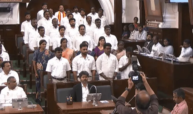 விஜய் அரசுக்கு 144 பேர் ஆதரவு: இரண்டாக உடைந்தது அதிமுக!