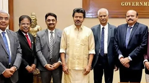 பட்டு வேட்டி, சட்டை அணிந்து செயலகம் வந்த முதலமைச்சர் விஜய்!