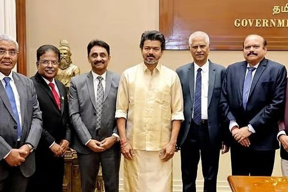 பட்டு வேட்டி, சட்டை அணிந்து செயலகம் வந்த முதலமைச்சர் விஜய்!