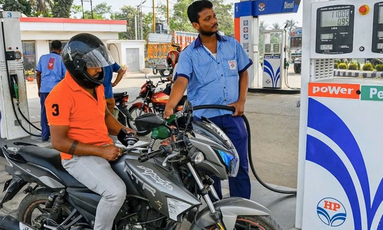 பெட்ரோல், டீசல் விலையை அதிரடியாக உயர்த்தியது மத்திய அரசு