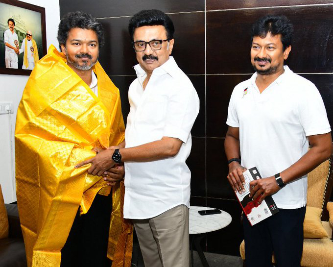 முன்னாள் முதல்வர் ஸ்டாலினைச் சந்தித்து வாழ்த்து பெற்றார் முதல்வர் விஜய்
