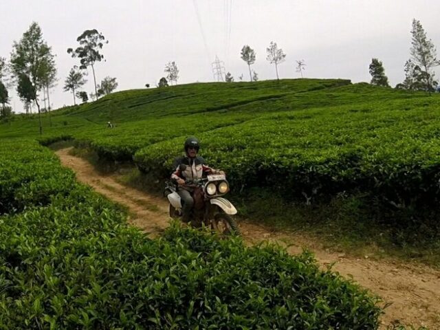 மோட்டார் சைக்கிளில் மலையகத்தின் மறுபக்கம் உணர்த்தும் இளைஞர்