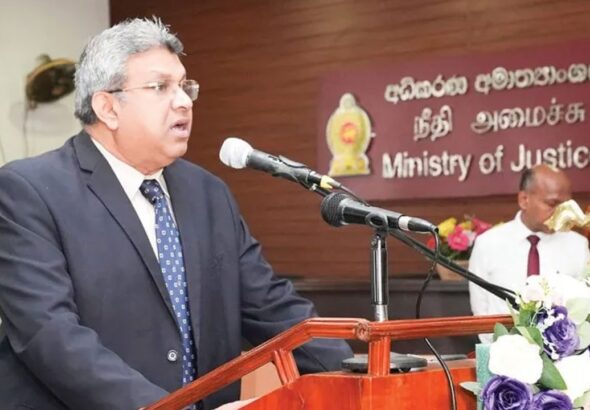 அரசாங்கத்தின் நீதியமைச்சர் ஹர்ஷன நாணாயக்கார மீது நம்பிக்கையில்லாப் பிரேரணை