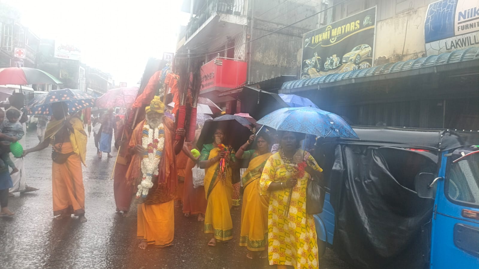 கொட்டும் மழையிலும் மஸ்கெலியாவில் கதிர்காமம் யாத்திரை ஆரம்பமானது