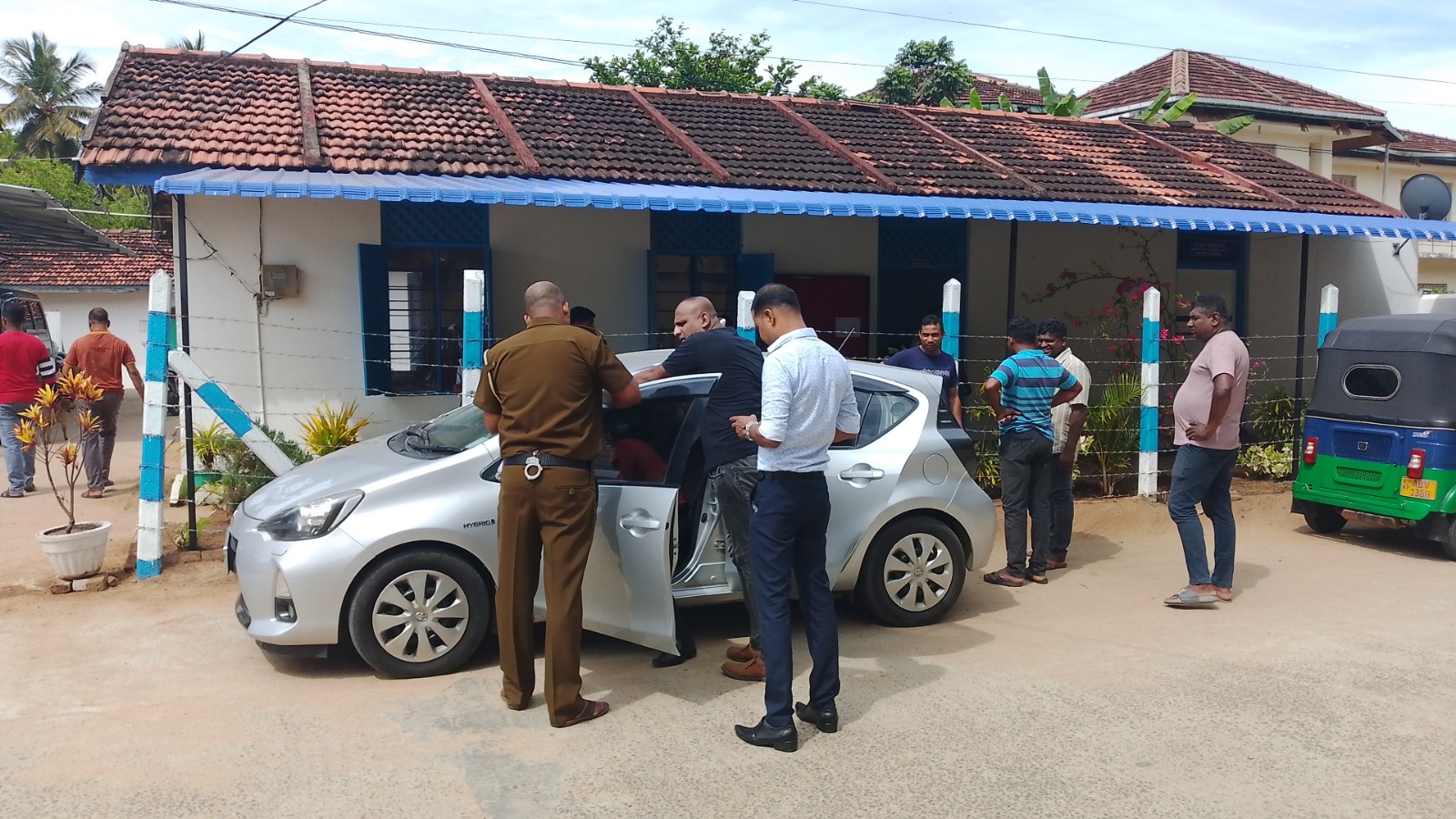 விநியோகிப்பதற்காக காரில் போதைப்பொருள் கடதியவர்கள் பிடிபட்டனர்.