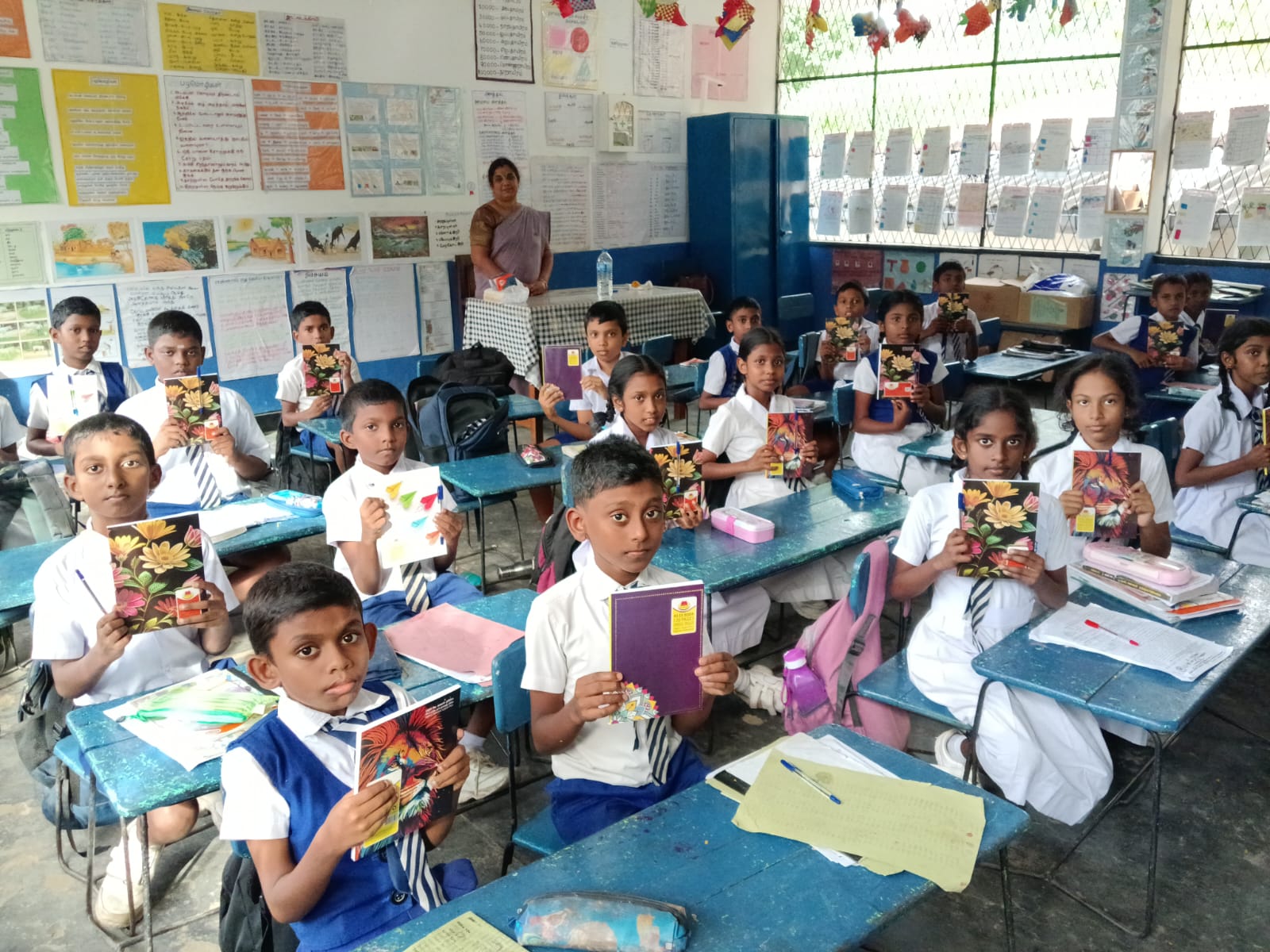 இலவசமாக இரத்தினபுரி தமிழ் ஆரம்ப பிரிவு மாணவர்களுக்கு எழுதுபொருள்கள் வழங்கப்பட்டன