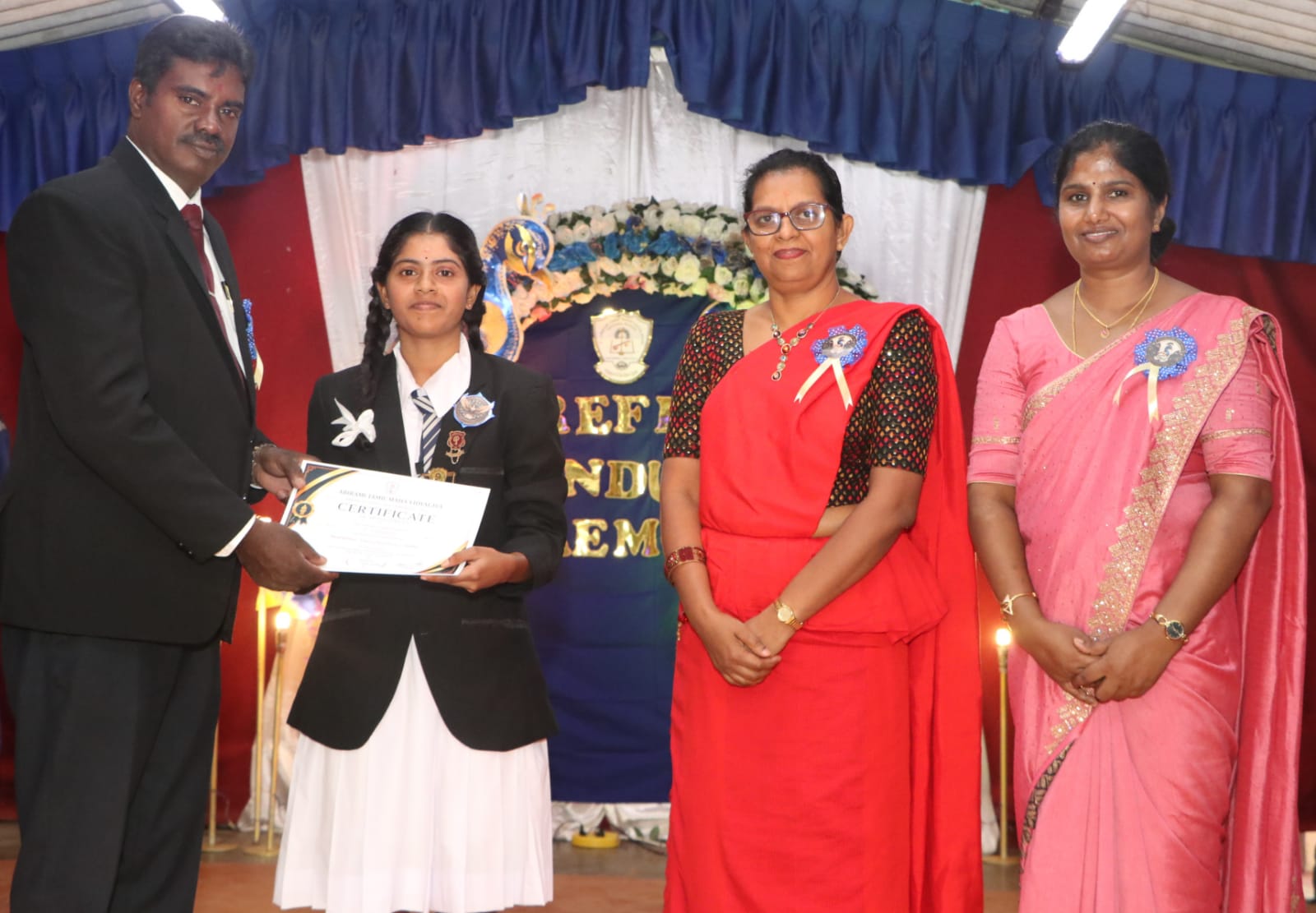 அபிராமி வித்தியாலயத்தில் மாணவத் தலைவர்களுக்கு சின்னம் சூட்டும் வைபவம்