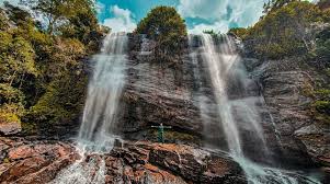 பன்விலை நக்கிள்ஸ் அருவியில் வீழ்ந்து மாணவர்கள் இருவர் பலி