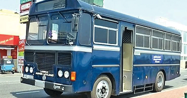 கைதிகள் சென்ற சிறைச்சாலை பஸ்ஸை காணொலி எடுத்த பெண் மறியலில்