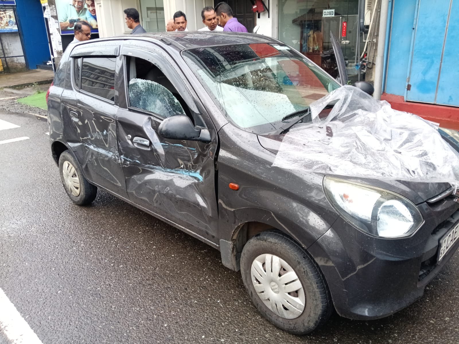 இன்று இரத்தினபுரி விபத்தில் ஆசிரியர் காயம்
