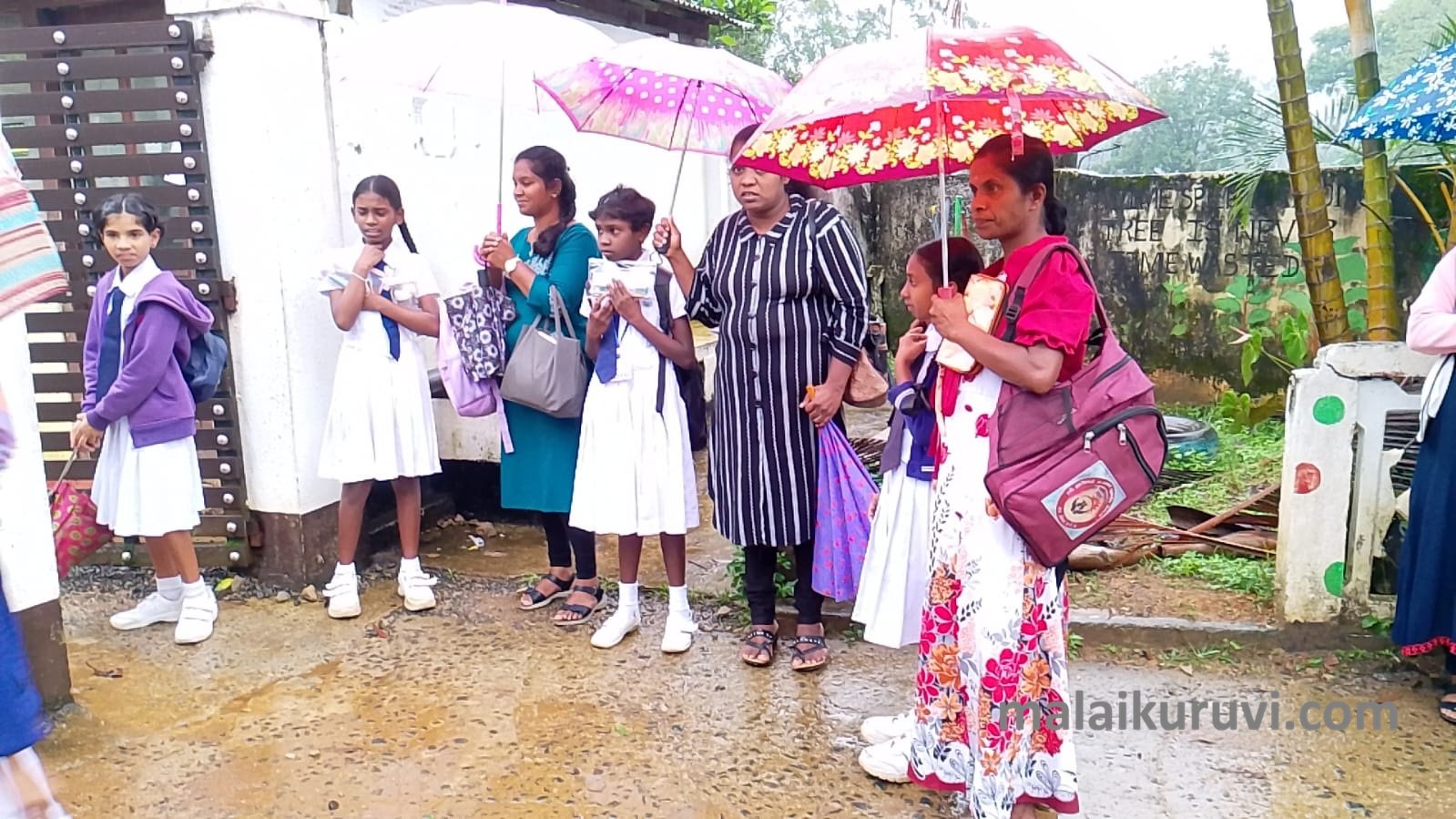 மழைக்கு மத்தியிலும் பரீட்சைக்கு ஆர்வத்துடன்